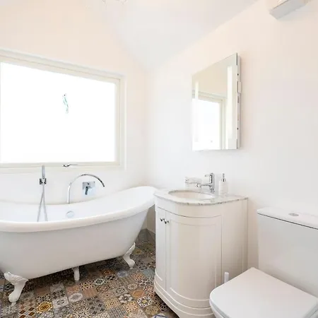 Apartment High House Retreat, Luxurious 2 Bed With Hot Tub, *