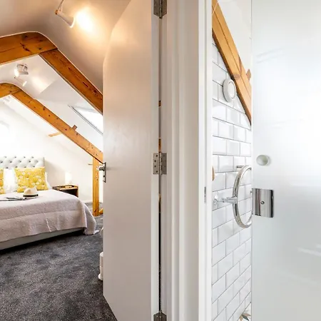 High House Retreat, Luxurious 2 Bed With Hot Tub, Apartment *