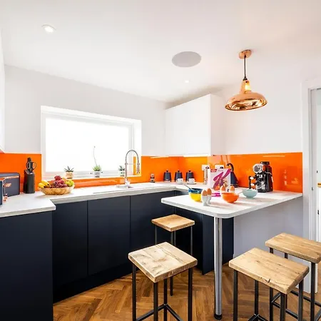 High House Retreat, Luxurious 2 Bed With Hot Tub, Hayle