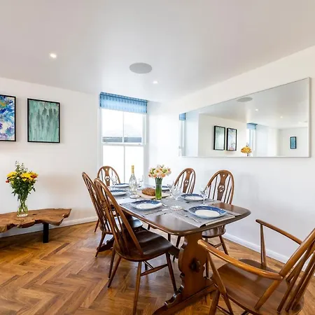 High House Retreat, Luxurious 2 Bed With Hot Tub, Apartment *