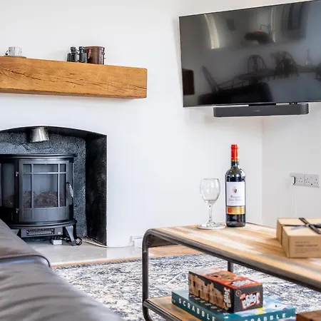 High House Retreat, Luxurious 2 Bed With Hot Tub, Hayle