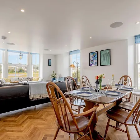 High House Retreat, Luxurious 2 Bed With Hot Tub, Apartment *