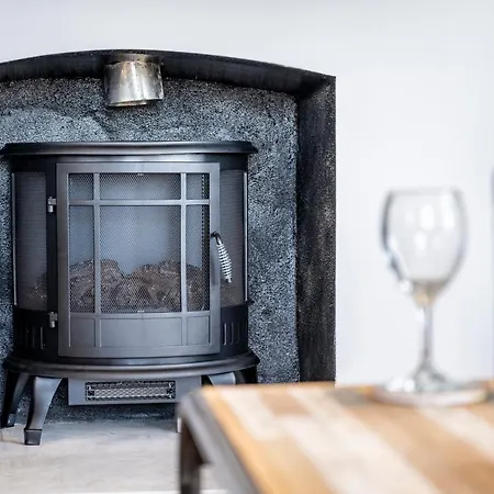 High House Retreat, Luxurious 2 Bed With Hot Tub, Apartment *