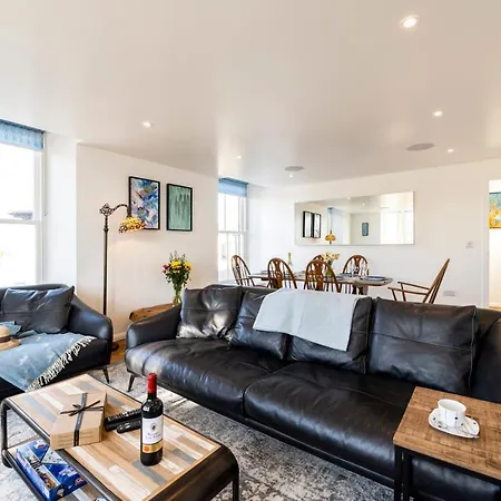 High House Retreat, Luxurious 2 Bed With Hot Tub, Hayle