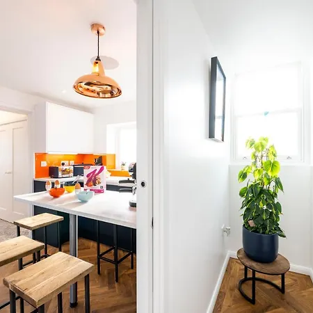 High House Retreat, Luxurious 2 Bed With Hot Tub, Apartment *