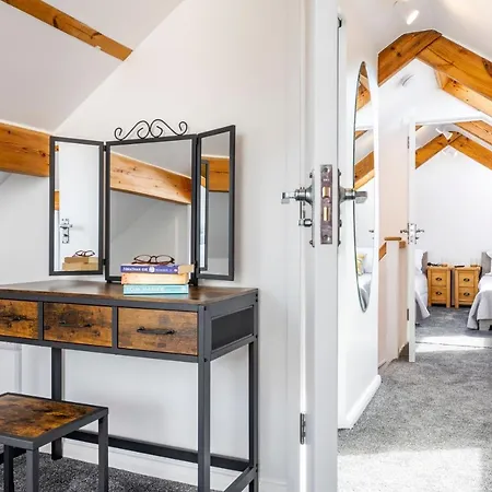 High House Retreat, Luxurious 2 Bed With Hot Tub, Hayle