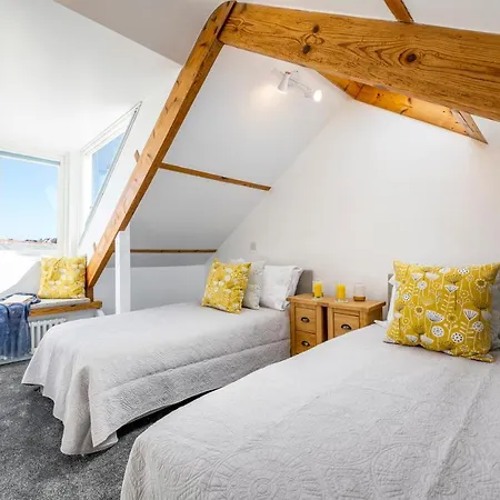 High House Retreat, Luxurious 2 Bed With Hot Tub, Apartment *