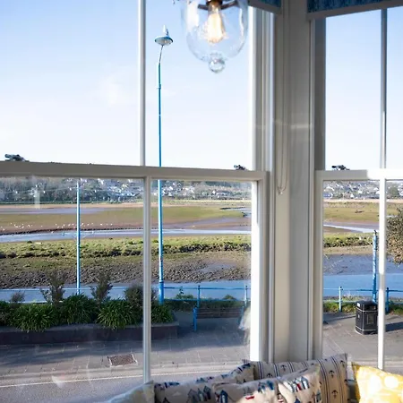 High House Retreat, Luxurious 2 Bed With Hot Tub, Hayle