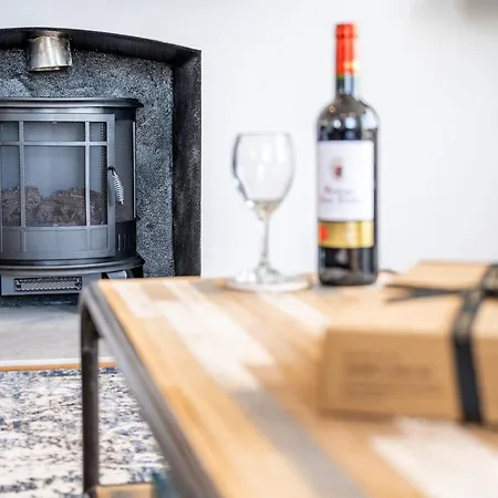 High House Retreat, Luxurious 2 Bed With Hot Tub, Hayle