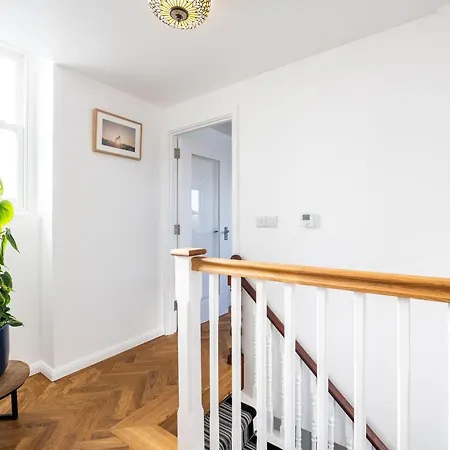 High House Retreat, Luxurious 2 Bed With Hot Tub, Apartment *
