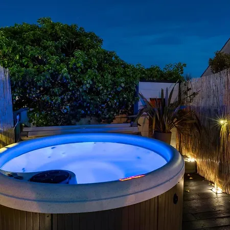 High House Retreat, Luxurious 2 Bed With Hot Tub, Apartment